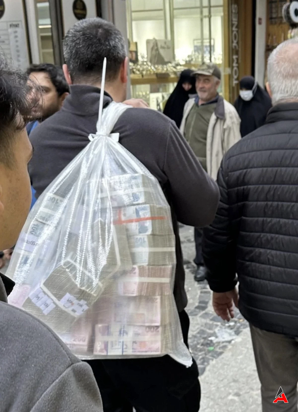 Sosyal Medyanın Gündemine Damga Vuran Para Dolu Çuval Kimin (2)