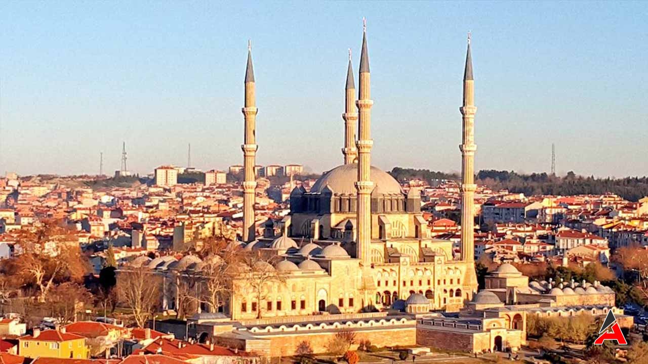 Üç Şerefeli Cami