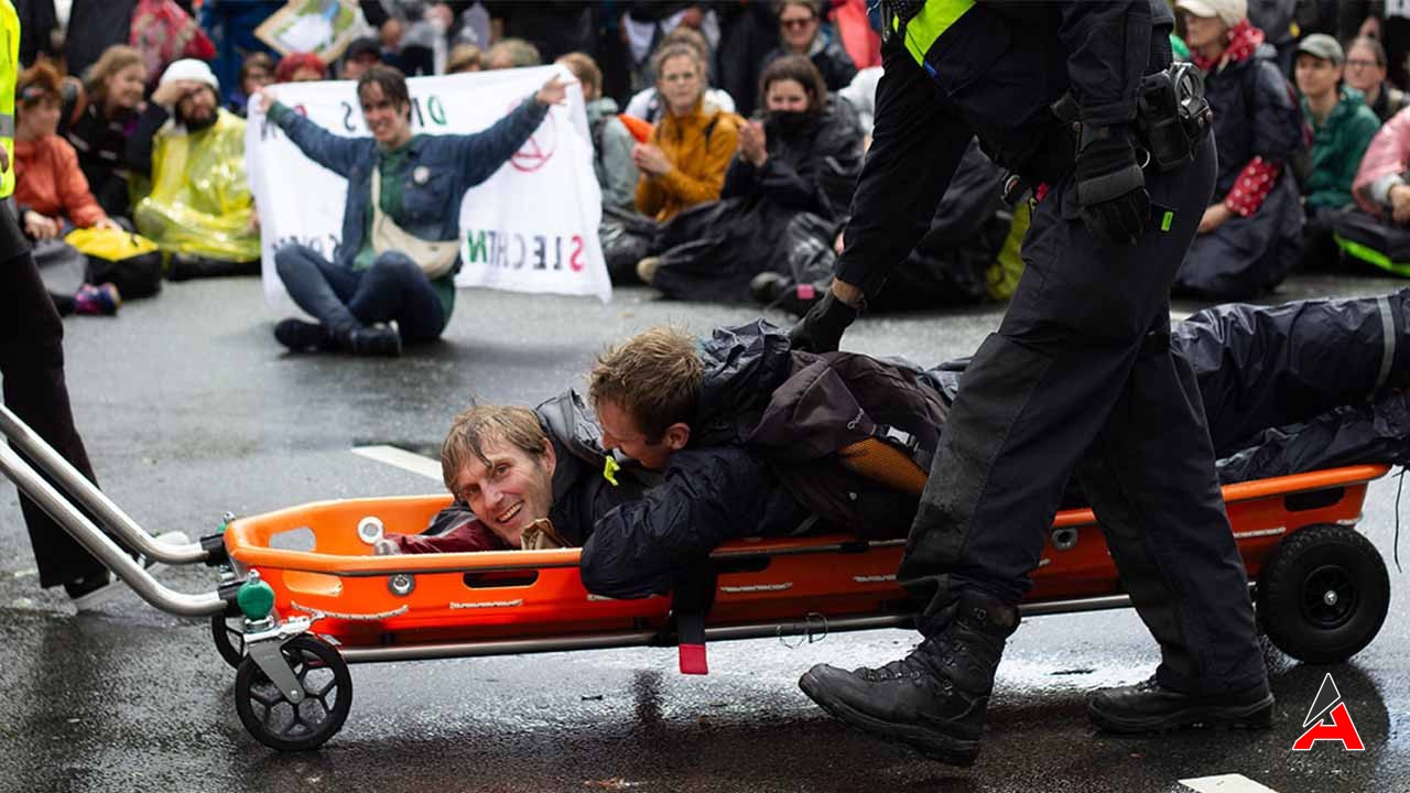 Hollanda'da Yolu Kapatan Yüzlerce Eylemci Gözaltına Alındı