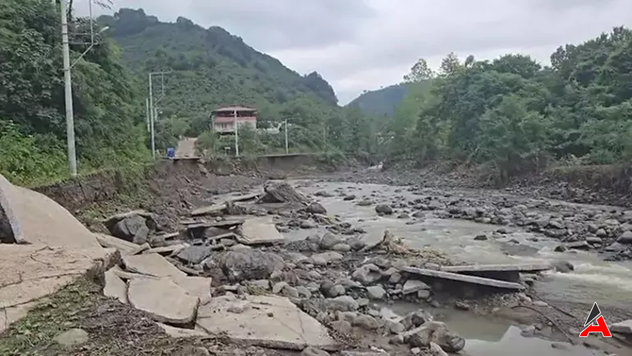 Terme İlçesinde Bağlantı Yolu Çöktü