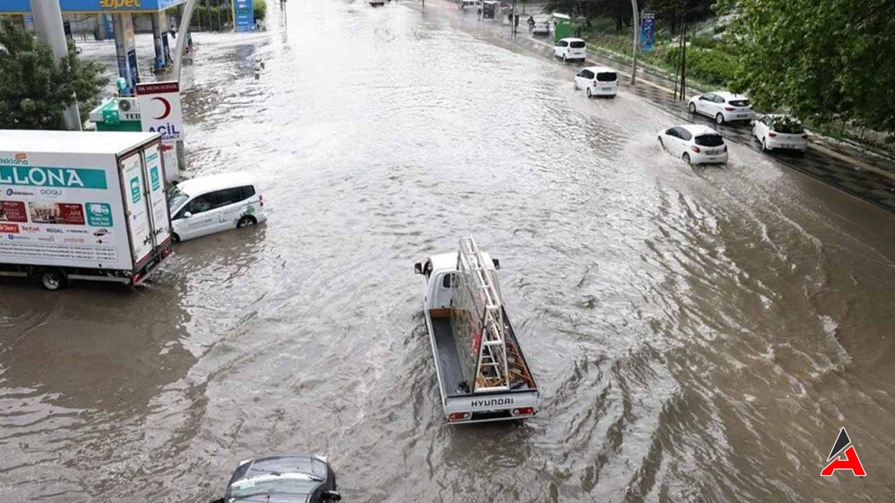 ankarada-saganak-yollar-gole-dondu.jpg